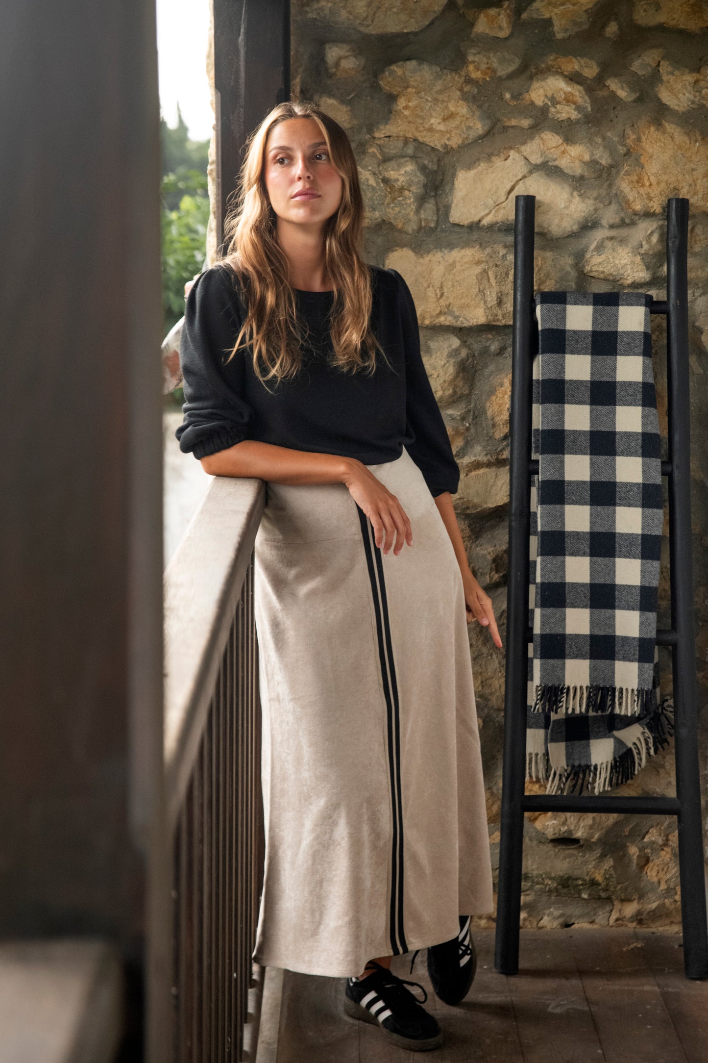 FALDA OPORTO BEIGE CINTA NEGRA.