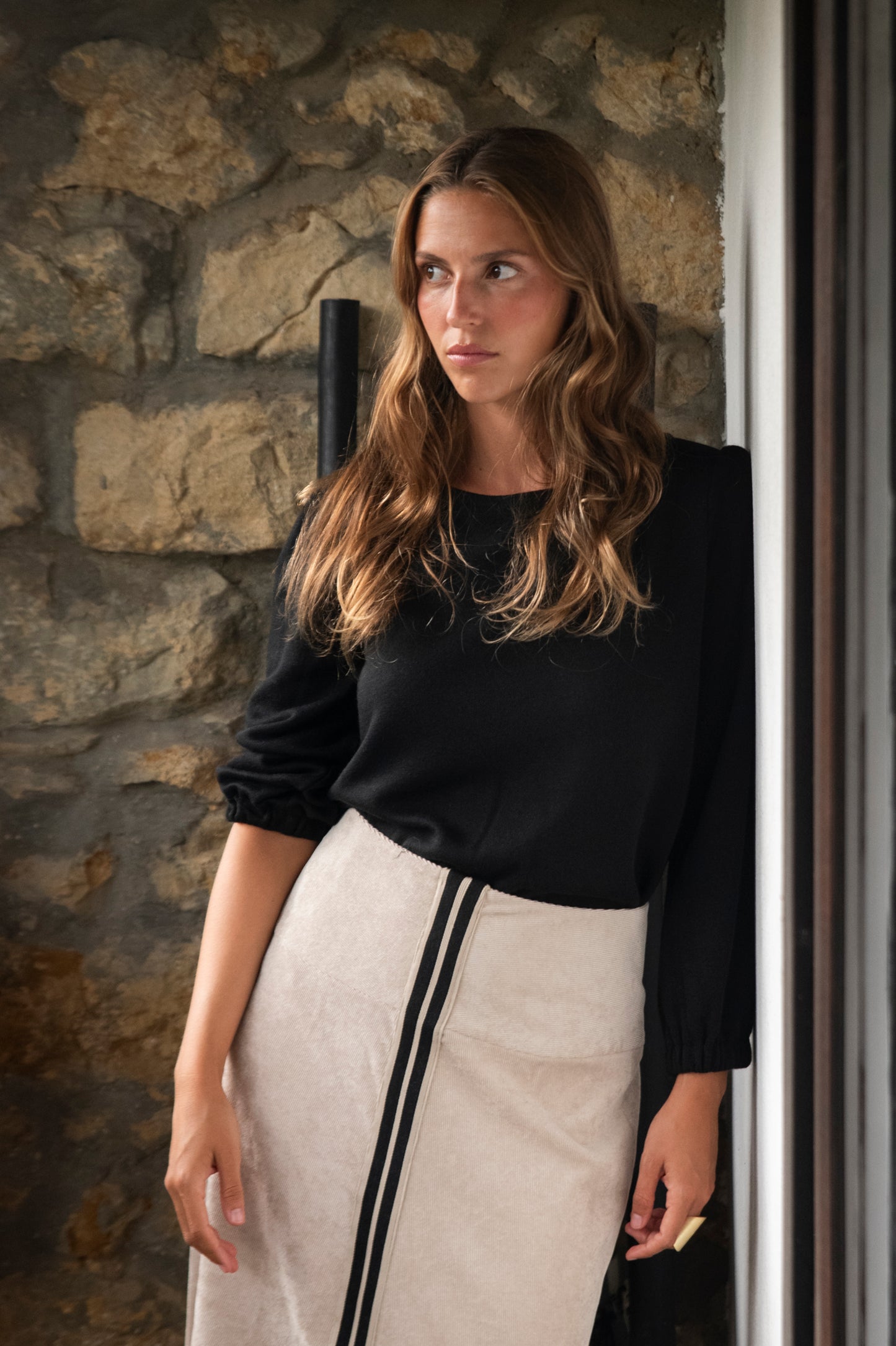 FALDA OPORTO BEIGE CINTA NEGRA.