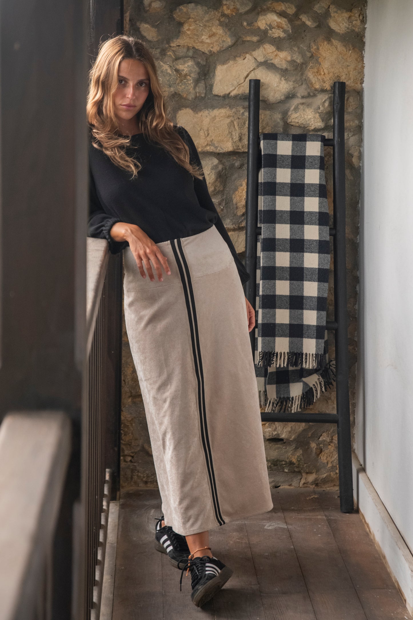 FALDA OPORTO BEIGE CINTA NEGRA.