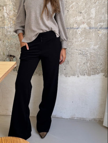 CALÇA GINEBRA PRETA.