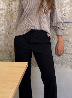 CALÇA GINEBRA PRETA.